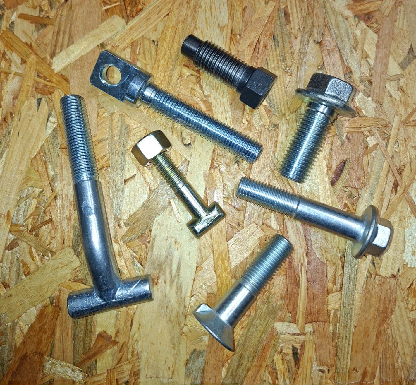 Vijci različitih oblika i namjena od M6 - M48 colni kvaliteta od 4,6 -12,9 ili inox 