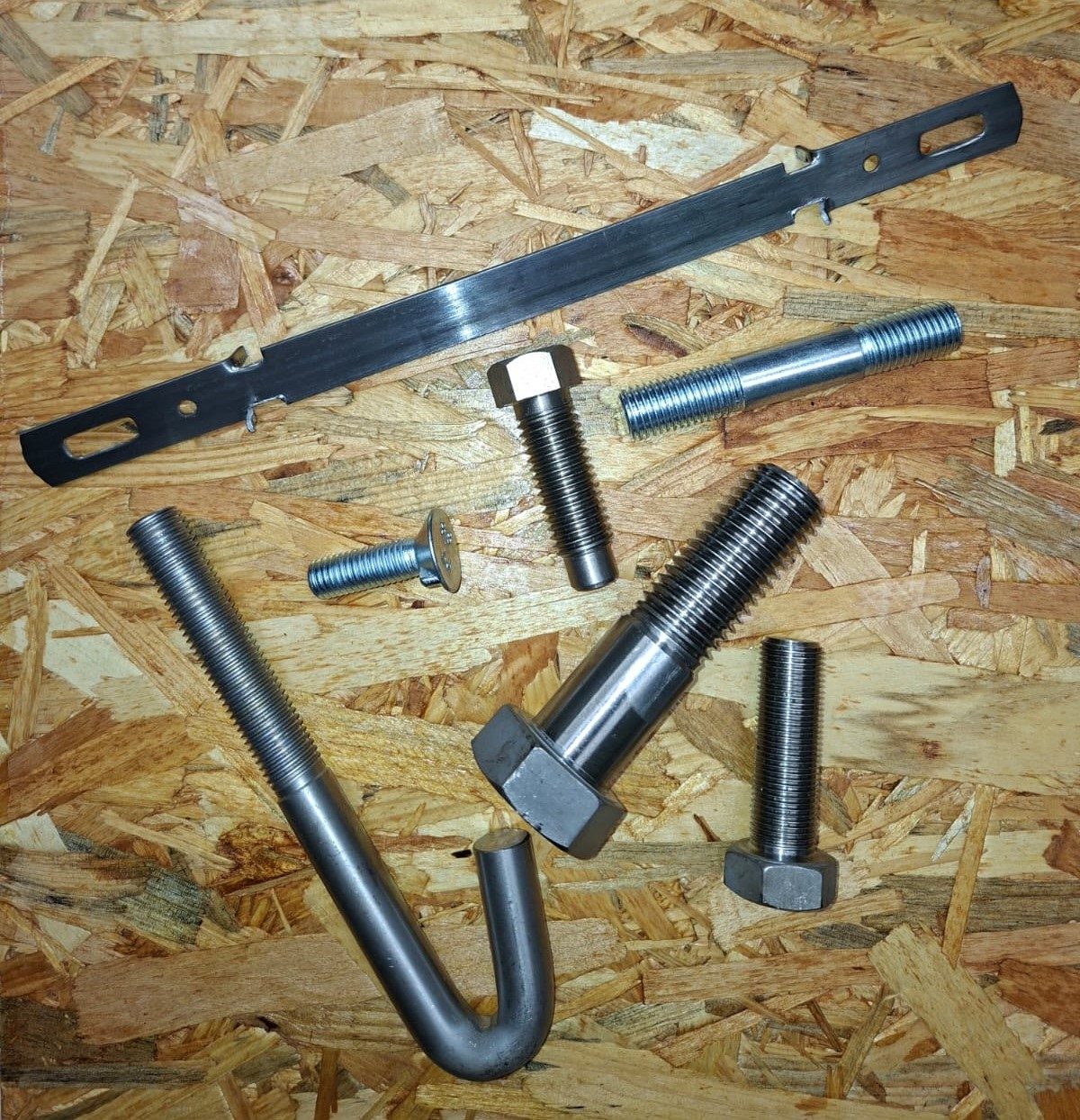 Vijci različitih oblika i namjena od M6 - M48 i colni kvaliteta od 4,6 -12,9 ili inox 